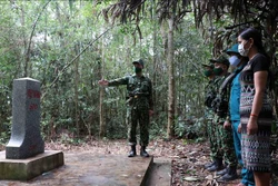 Cán bộ, chiến sĩ Đồn Biên phòng Hương Nguyên (huyện A Lưới, tỉnh Thừa Thiên – Huế) giới thiệu về lịch sử quá trình xây dựng cột mốc quốc giới 670. Ảnh: Đỗ Trưởng - TTXVN