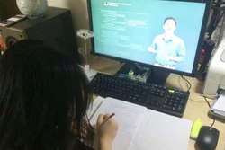Học sinh lớp 12 trường THPT Quang Trung (quận Đống Đa) học trực tuyến. Ảnh: TTXVN phát 