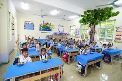 Niềm vui trong mỗi bữa ăn của các em học sinh Trường tiểu học Sông Đà. Ảnh: Trọng Đạt -TTXVN 
