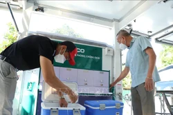 Thùng bảo quản vaccine được trang bị trên tiêm chủng vaccine lưu động. Ảnh: Tuấn Anh – TTXVN