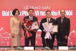 Tổng Giám đốc TTXVN Vũ Việt Trang và Chủ tịch Hội đồng giám khảo Bằng Việt trao “Giải Ý tưởng - Vì tình yêu Hà Nội”. Ảnh: Hoàng Hiếu - TTXVN