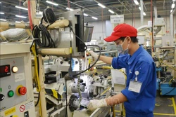 Công nhân làm việc trong ngày đầu thực hiện nới lỏng giãn cách xã hội tại Khu Công nghiệp Linh Trung 1. Ảnh: Hồng Pha - TTXVN phát.