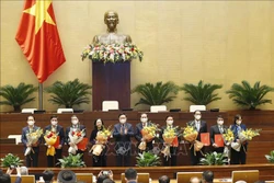  Chủ tịch Quốc hội Vương Đình Huệ trao Nghị quyết và tặng hoa cho các Tổ chức Nghị sĩ hữu nghị Việt Nam. Ảnh: Doãn Tấn - TTXVN