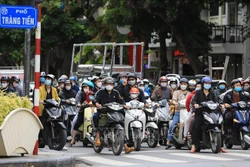 Thành phố Hà Nội đã nới lỏng giãn cách được gần 1 tháng, cuộc sống của người dân đã dần ổn định trở lại bình thường. Trong ảnh: Những người tham gia giao thông dừng đèn đỏ đều tuân thủ đeo khẩu trang phòng chống dịch vừa là bảo vệ sức khỏe tránh ô nhiễm c