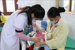 Lượng bệnh nhi mắc các bệnh về hô hấp đang điều trị tại Trung tâm Y tế huyện Than Uyên tăng từ 20 lên đến trên 30 bệnh nhi. Ảnh: Đinh Thùy-TTXVN