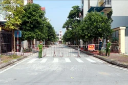 Chốt kiểm soát dịch COVID-19 tại đường Lê Tiến Phục và đường Sơn Nam, phường Lộc Hạ, thành phố Nam Định sau khi tại đây ghi nhận các ca mắc mới. Ảnh: Nguyễn Lành - TTXVN