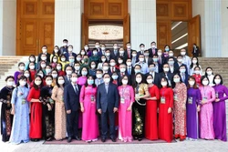 Thủ tướng Phạm Minh Chính với đại diện nhà giáo, cán bộ quản lý giáo dục tiêu biểu. Ảnh: Dương Giang - TTXVN