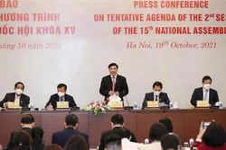 Tổng Thư ký, Chủ nhiệm Văn phòng Quốc hội Bùi Văn Cường chủ trì buổi họp báo. Ảnh: Trọng Đức - TTXVN 