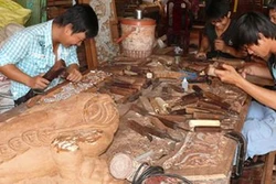 Thương binh Nguyễn Quang Văn làm giàu từ nghề mộc