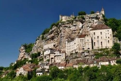 Ngoạn mục làng cổ Rocamadour cheo leo trên vách núi