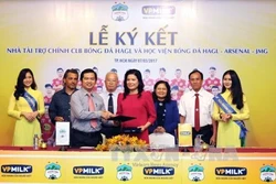 Lễ ký kết tài trợ về đào tạo và dinh dưỡng giữa Công ty Cổ phần Sữa chuyên nghiệp Việt Nam và Học viện Bóng đá Hoàng Anh Gia Lai – ARSENAL – JMG
