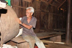 Người gìn giữ "báu vật" gia truyền ở buôn Hra A