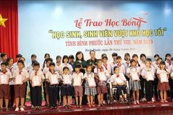 Bình Phước : Trao 329 suất học bổng cho học sinh, sinh viên vượt khó học tốt