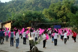 Thầy, cô xuống bản tìm học sinh ra lớp