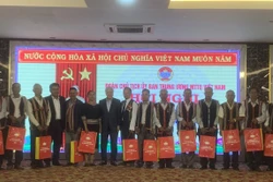 Trao quà cho các đại biểu là người uy tín tiêu biểu của cộng đồng dân tộc thiểu số khu vực Tây Nguyên tại Hội nghị tiếp xúc đồng bào dân tộc thiểu số, miền núi các tỉnh khu vực Tây Nguyên cuối năm 2022. Ảnh: Hồng Điệp - TTXVN 