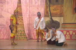 Vở diễn "Hoàng tử Vê Son Đo" do Đoàn Nghệ thuật Khmer Ánh Bình Minh - Trà Vinh biểu diễn sau lễ khai mạc. Ảnh: Thanh Hòa - TTXVN