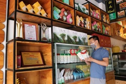Khách hàng đến mua sản phẩm chè của Công ty cổ phần chè Lai Châu. Ảnh: Việt Hoàng - TTXVN