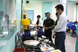 Trưng bày các thiết bị sản xuất nông nghiệp thông minh bên lề Hội thảo Chuyển đổi số trong ứng phó hạn mặn vùng Đồng bằng sông Cửu Long được tổ chức tại tỉnh Trà Vinh. Ảnh: Thanh Hòa - TTXVN