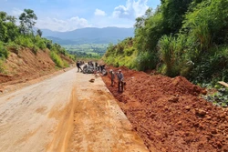 Chủ đầu tư Dự án đường Đê Kôn, huyện Mang Yang, tỉnh Gia Lai vẫn nợ tiền của nhà thầu thi công khi công trình gần hoàn thiện. Ảnh: Hồng Điệp - TTXVN