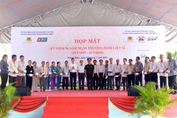 Ban tổ chức trao quà cho các hộ gia đình chính sách và người có công. Ảnh: Trung Kiên - TTXVN