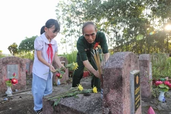 Các thế hệ, tầng lớp nhân dân thắp hương tưởng nhớ các Anh hùng Liệt sỹ tại nghĩa trang liệt sỹ huyện Sơn Động (Bắc Giang). Ảnh: Danh Lam - TTXVN