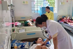 Các bệnh nhân đang được điều trị tại Bệnh viện Nhi Gia Lai. Ảnh: Hoài Nam - TTXVN