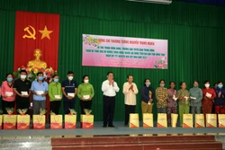 Trưởng Ban Tuyên giáo Trung ương Nguyễn Trọng Nghĩa trao quà cho hộ nghèo và công nhân lao động có hoàn cảnh khó khăn tỉnh Đồng Tháp. Ảnh: Nhựt An - TTXVN