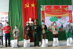 Ban tổ chức trao quà cho nhân dân vùng biên giới. Ảnh: Tuấn Anh - TTXVN