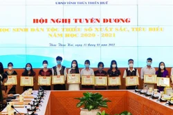 Thừa Thiên - Huế tuyên dương các học sinh dân tộc thiểu số xuất sắc, tiêu biểu. Ảnh: Tường Vi - TTXVN