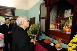 Tổng Bí thư Nguyễn Phú Trọng dâng hương tưởng niệm Chủ tịch Hồ Chí Minh tại Nhà 67. Ảnh: Trí Dũng - TTXVN