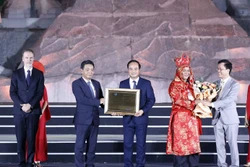 Ông Hoàng Đạo Cương, Thứ trưởng Bộ Văn hóa, Thể thao và Du lịch trao Bằng ghi danh "Thực hành Then của người Tày, Nùng, Thái ở Việt Nam" vào danh sách Di sản văn hóa phi vật thể đại diện của nhân loại cho lãnh đạo tỉnh Tuyên Quang. Ảnh: Thống Nhất - TTXVN