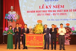 Lãnh đạo tỉnh Yên Bái tặng hoa chúc mừng và bức trướng mang dòng chữ: "Đoàn kết - Trung thành - Sáng tạo - Phát triển” cho Báo Yên Bái. Ảnh: Việt Dũng - TTXVN