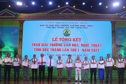 Ban tổ chức trao Giải thưởng văn học, nghệ thuật tỉnh Sóc Trăng lần thứ nhất, năm 2022 cho các cá nhân đạt giải. Ảnh: Nhật Bình - TTXVN