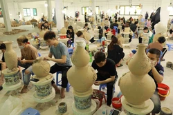 Với vùng ngoại thành rộng lớn, nhiều cảnh quan thiên nhiên đẹp cùng 806 làng nghề, du lịch nông thôn được xem là mảnh đất “màu mỡ” của du lịch Hà Nội.