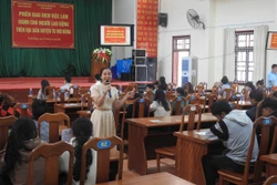 Đại diện các doanh nghiệp giới thiệu công việc cho người lao động. Ảnh: Dư Toán - TTXVN