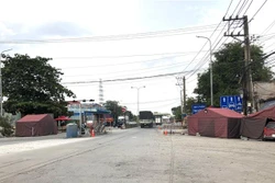 Mặc dù thực hiện một số biện pháp tạm thời “Thích ứng an toàn, linh hoạt, kiểm soát hiệu quả dịch COVID-19” nhưng tỉnh Đồng Nai vẫn duy trì các chốt kiểm soát phòng, chống dịch tại khu vực giáp ranh các tỉnh, thành lân cận. Ảnh: Nguyễn Văn Việt - TTXVN