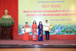 Phó Chủ tịch Trung ương Hội Nông dân Việt Nam Bùi Thị Thơm; Phó Bí thư Thường trực Thành ủy Hà Nội Nguyễn Thị Tuyến trao Bằng khen của Thủ tướng Chính phủ cho 2 nông dân Thủ đô xuất sắc.