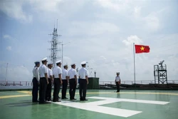 Quang cảnh Lễ chào cờ Tổ quốc trên Nhà giàn DK1/9. Ảnh: Hồng Đạt - TTXVN