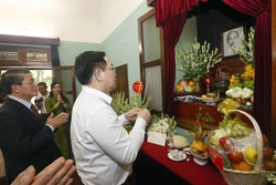 Chủ tịch Quốc hội Vương Đình Huệ dâng hương tưởng niệm Chủ tịch Hồ Chí Minh. Ảnh: Doãn Tấn - TTXVN