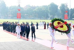 Các đồng chí lãnh đạo, nguyên lãnh đạo Đảng, Nhà nước đặt vòng hoa và vào Lăng viếng Chủ tịch Hồ Chí Minh. Ảnh: Phạm Kiên - TTXVN 