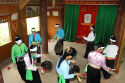 Công tác bảo tồn, giữ gìn và phát huy bản sắc văn hóa truyền thống được đồng bào ủng hộ và thực hiện có hiệu quả tại các xã vùng đồng bào dân tộc thiểu số và miền núi của Hà Nội.