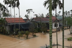 Nhiều địa phương tại Thừa Thiên - Huế vẫn đang ngập trong biển nước. Ảnh: Mai Trang - TTXVN