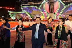 Thủ tướng Chính phủ Phạm Minh Chính và các đại biểu cùng múa điệu xòe truyền thống với đồng bào các dân tộc tỉnh Sơn La tại Lễ khai mạc Festival trái cây và sản phẩm OCOP Việt Nam năm 2022. Ảnh: Dương Giang - TTXVN