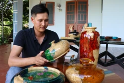 Những sản phẩm Wood Resin độc đáo, đẹp mắt. Ảnh: Hồng Điệp - TTXVN