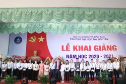 Trường Đại học Tây Nguyên tổ chức trao học bổng cho sinh viên có hoàn cảnh khó khăn. Ảnh: Tuấn Anh - TTXVN