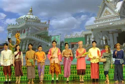 Trình diễn trang phục truyền thống dân tộc Khmer tại Trung tâm văn hóa tỉnh Sóc Trăng. Ảnh: Nhật Bình