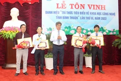 Tôn vinh các nhà trí thức tiêu biểu về khoa học công nghệ. Ảnh: Hồng Hiếu - TTXVN
