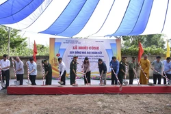 Các đại biểu thực hiện nghi thức khởi công làm nhà Đại đoàn kết cho người nghèo tỉnh Điện Biên. Ảnh: Xuân Tư - TTXVN