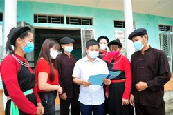 Ông Triệu Văn Xanh (giữa), trưởng thôn Ngòi Lộc, xã Minh Khương, huyện Hàm Yên (Tuyên Quang) tuyên truyền chính sách pháp luật cho nhân dân trong thôn. Ảnh: Vũ Quang - TTXVN