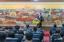 Dịch COVID-19: Tạm dừng cấp giấy phép mới cho lao động nước ngoài từ các vùng có dịch